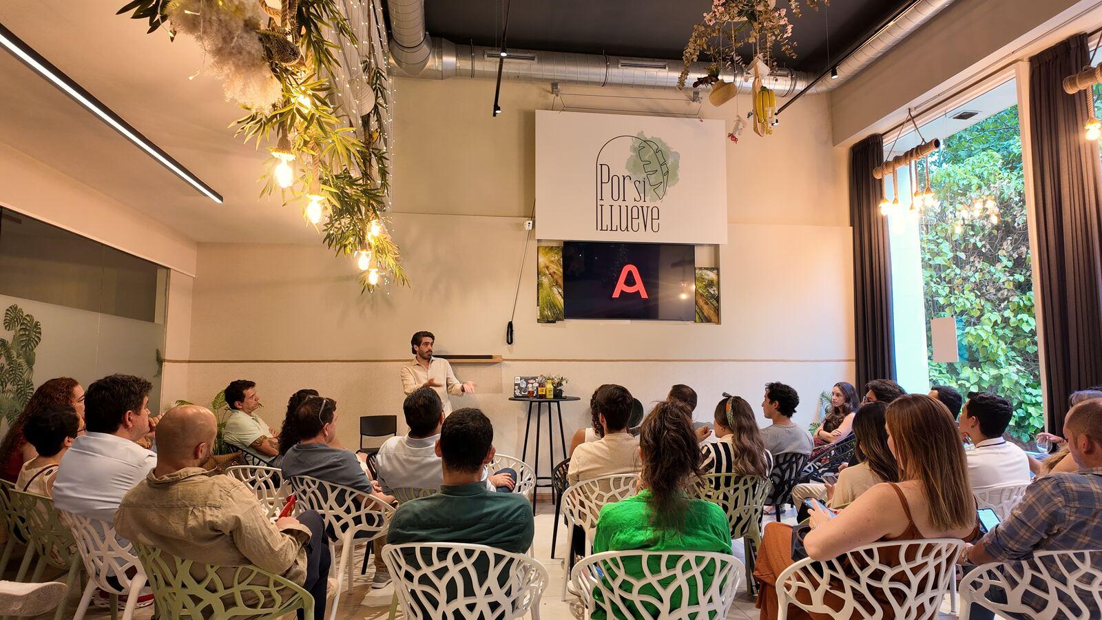 Sala llena en un encuentro de colombianos en Madrid