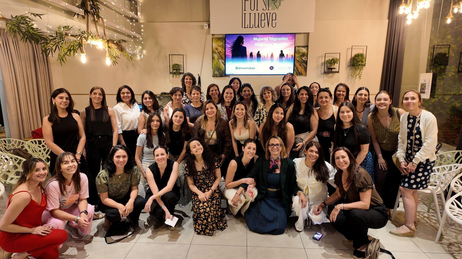 Foto de grupo del encuentro de Mujeres Migrantes Hispanas