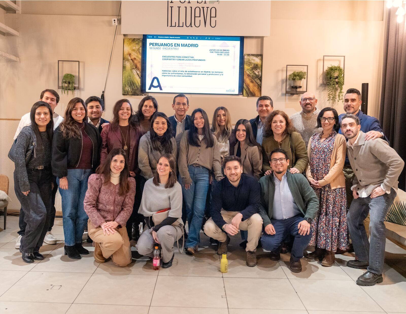 Foto de grupo del encuentro de peruanos en Madrid