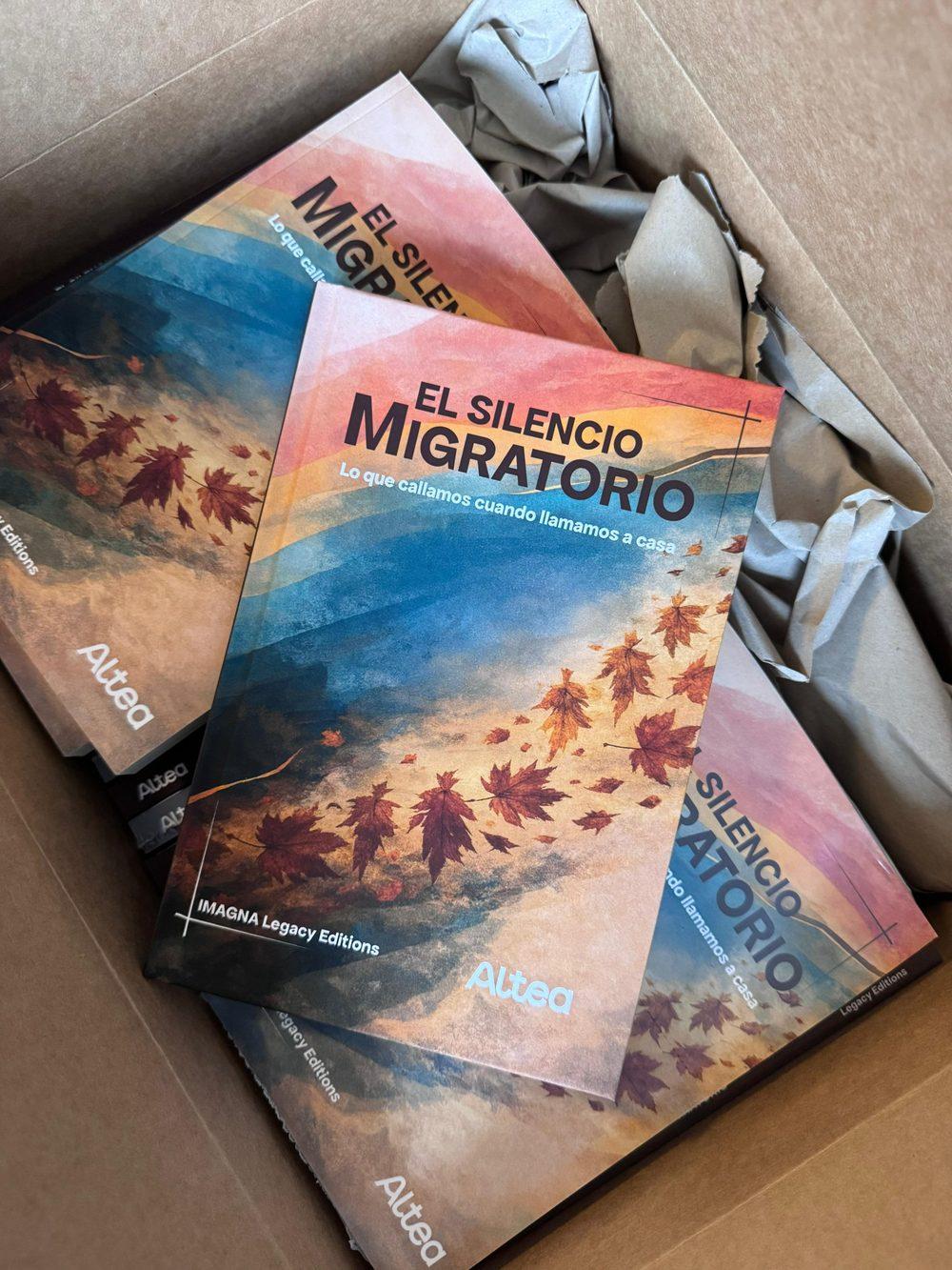 Caja abierta con ejemplares de El silencio migratorio