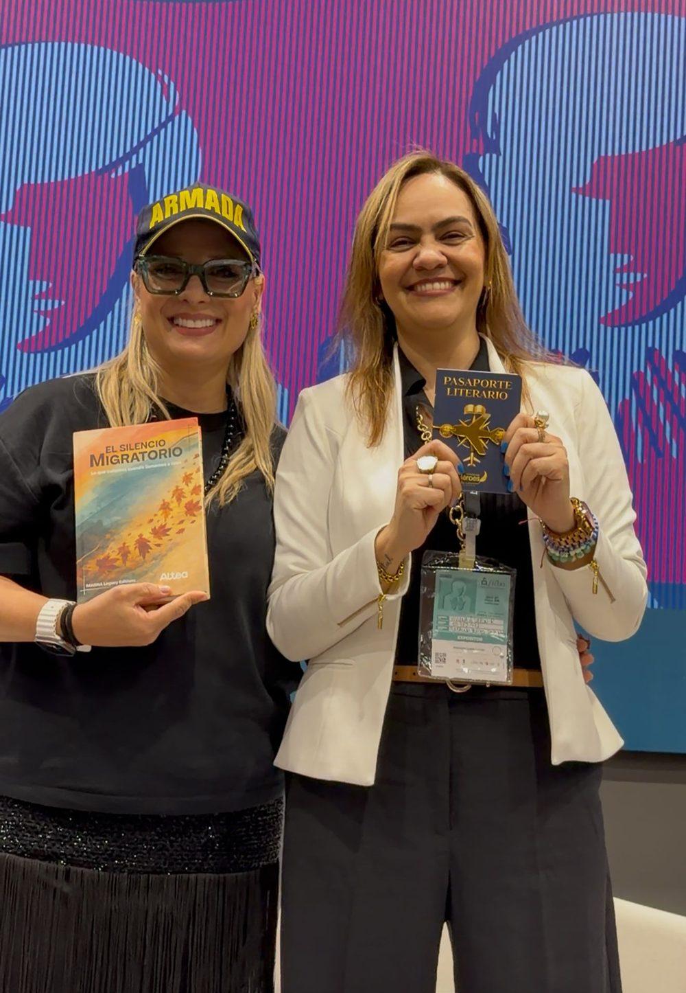 Dos mujeres sonríen con el libro en la Feria Internacional del Libro de Bogotá