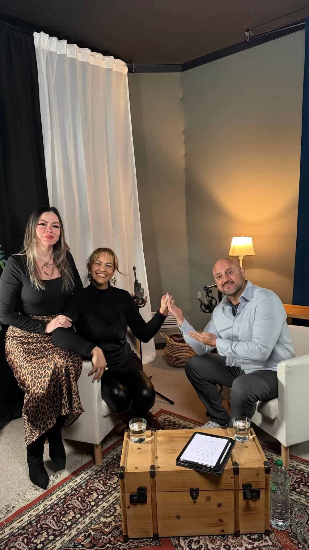 Tres autores conversan en el estudio del podcast Detrás de Letras