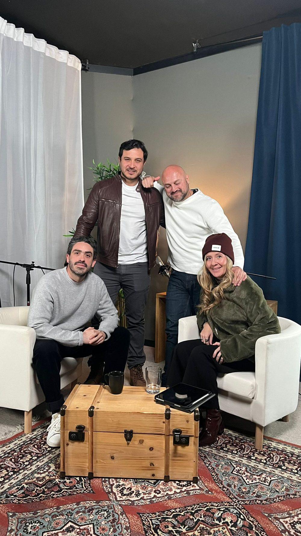 Juan con tres autores del Volumen 1 en el estudio del podcast