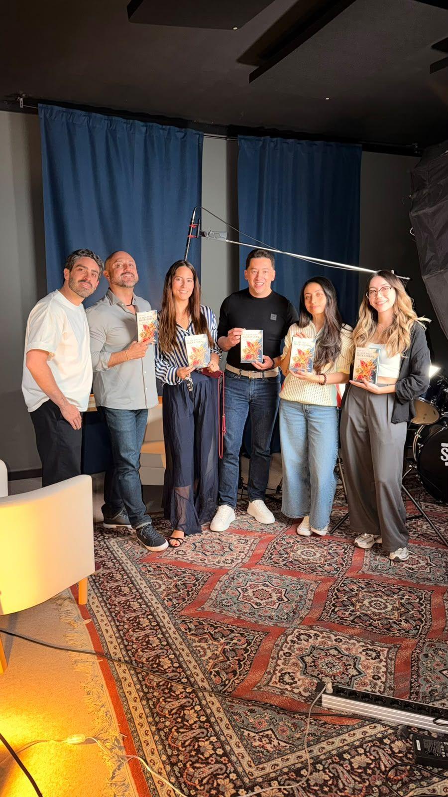 Seis autores sostienen el Volumen 2 en el estudio del podcast Detrás de Letras